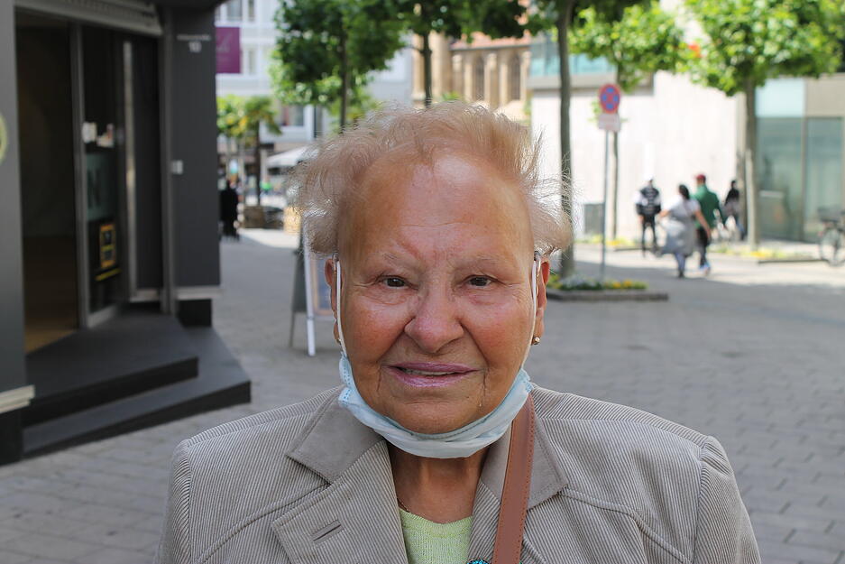 Ingrid Meier (Kundin): Ich finde es gut, wenn mehr Leute in die Läden dürfen. Ich glaube nicht, dass es dann zu viele Menschen in den Geschäften werden. Ich gehe sowieso gerade für Lebensmittel zu größeren Märkten. Ingrid Meier (Kundin): Ich finde es gut, wenn mehr Leute in die Läden dürfen. Ich glaube nicht, dass es dann zu viele Menschen in den Geschäften werden. Ich gehe sowieso gerade für Lebensmittel zu größeren Märkten.