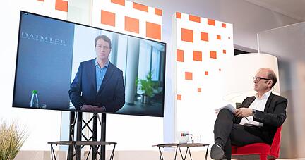 Alles digital: Daimler-Chef Ola K&auml;llenius im Gespr&auml;ch mit dem Chefredakteur der "Wirtschaftswoche", Beat Balzli.
Foto: Gipfeltreffen der Weltmarktf&uuml;hrer