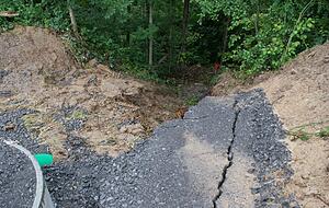 Am Straßenrandschotter des Kreisverkehrswachtgeländes sackte das Erdreich Richtung Tal ab. Dabei zog die Mure durch einen kleinen Wald bis in einen Acker.