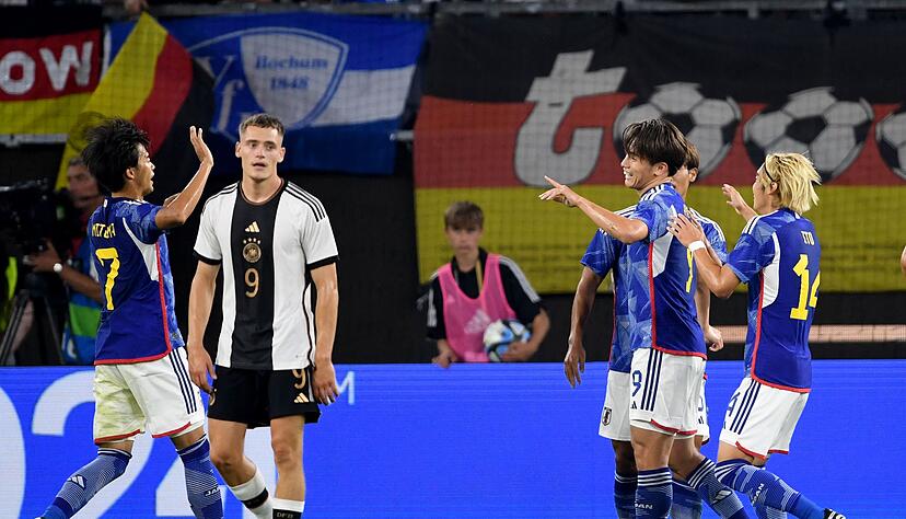 Die Japaner feiern den 4:1-Sieg gegen die DFB-Elf.
