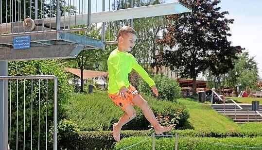 Leonard Keller beim Sprung ins kühle Nass im Freibad Lauffen. Leonard Keller beim Sprung ins kühle Nass im Freibad Lauffen.