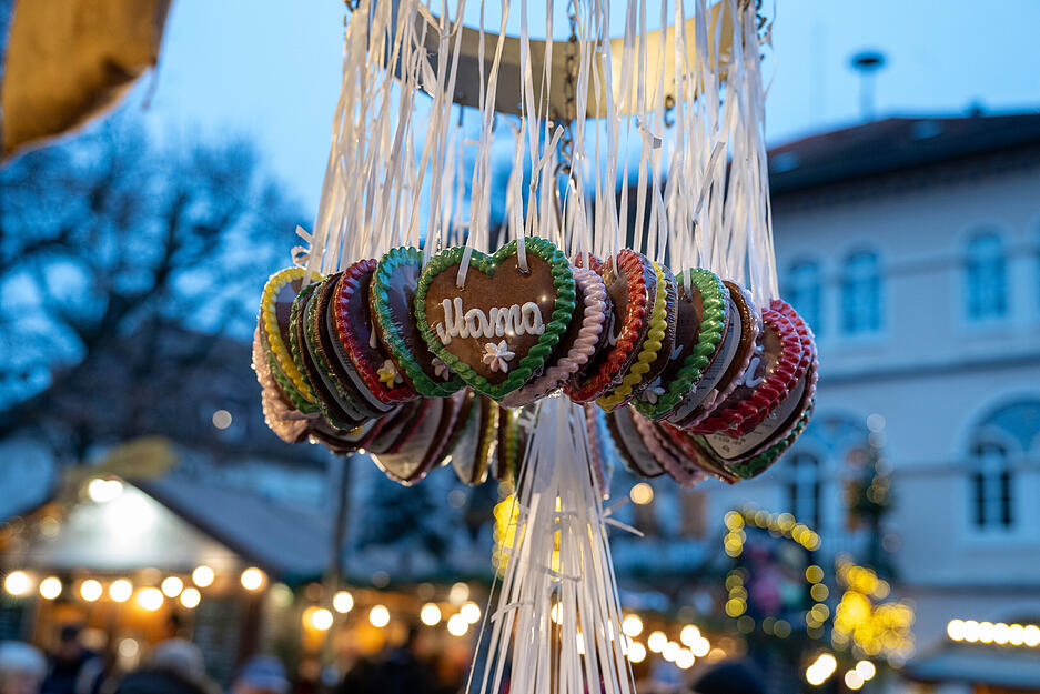 Traditionelles Kunsthandwerk und liebevoll gestaltete Stände prägen das einzigartige Marktambiente.