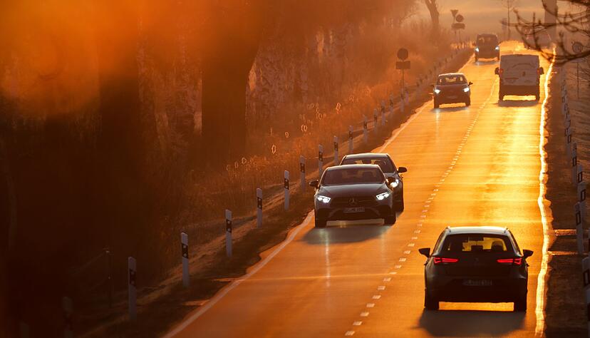 Tiefstehende Sonne, Nebel oder Regen: Bei schlechter Sicht auf Landstraßen lieber früh das Abblendlicht einschalten – Automatikfunktionen reagieren nicht immer zuverlässig. Tiefstehende Sonne, Nebel oder Regen: Bei schlechter Sicht auf Landstraßen lieber früh das Abblendlicht einschalten – Automatikfunktionen reagieren nicht immer zuverlässig.