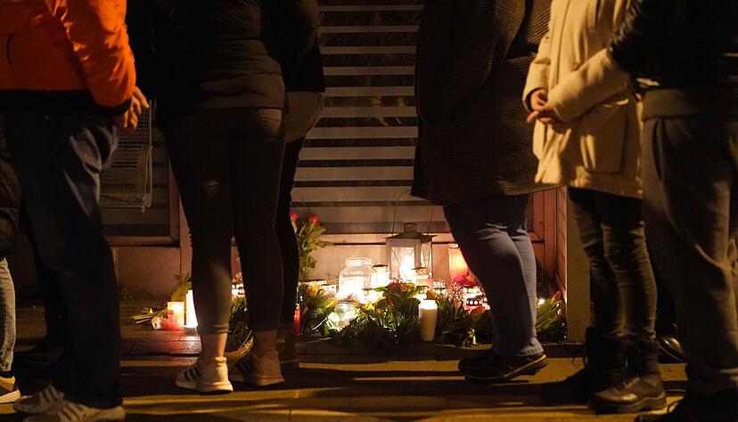 Menschen gedenken der Opfer der Messerattacke im Bahnhof von Brokstedt. Menschen gedenken der Opfer der Messerattacke im Bahnhof von Brokstedt.