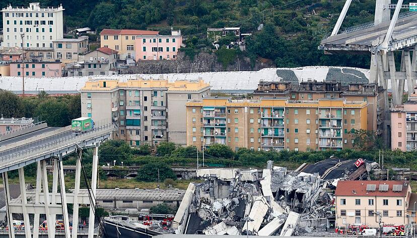 Ein Lastwagen (l) steht auf der Autobahnbrücke Ponte Morandi kurz vor der Stelle, an der die Brücke 2018 einstürzte. Ein Lastwagen (l) steht auf der Autobahnbrücke Ponte Morandi kurz vor der Stelle, an der die Brücke 2018 einstürzte.