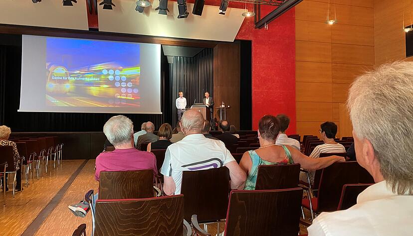 Nicolas Kämmerling vom Beratungsunternehmen TTK und Bürgermeister Alexander Krüger beantworteten die Fragen der Fleiner Bürger.
Foto: Andreas Zwingmann Nicolas Kämmerling vom Beratungsunternehmen TTK und Bürgermeister Alexander Krüger beantworteten die Fragen der Fleiner Bürger.
Foto: Andreas Zwingmann