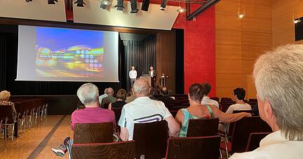 Nicolas K&auml;mmerling vom Beratungsunternehmen TTK und B&uuml;rgermeister Alexander Kr&uuml;ger beantworteten die Fragen der Fleiner B&uuml;rger.
Foto: Andreas Zwingmann
