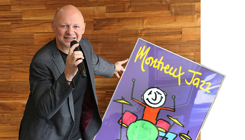 Jürgen Mayer mit einem Plakat von Phil Collins und einer Original-Unterschrift des Künstlers, den der Sulzfelder persönlich getroffen hat. Collins erste Frage: "Are you me?"
Foto: Andreas Veigel