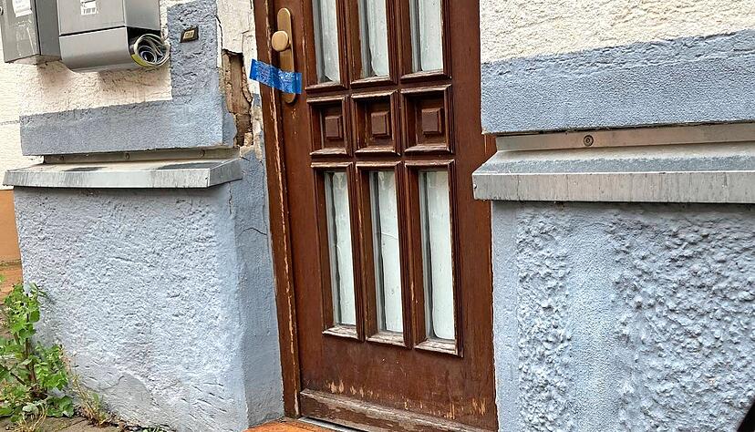 Drei Tage nach dem Brand eines Zweifamilienhauses in der M&uuml;hlstra&szlig;e in Talheim sucht die Polizei nach Zeugen. Der Eingang ist von der Kripo versiegelt worden. Die Bewohner sind in Ersatzquartieren untergebracht.
Foto: J&uuml;rgen K&uuml;mmerle