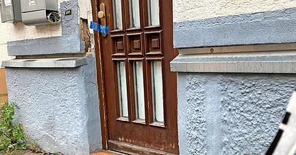 Drei Tage nach dem Brand eines Zweifamilienhauses in der M&uuml;hlstra&szlig;e in Talheim sucht die Polizei nach Zeugen. Der Eingang ist von der Kripo versiegelt worden. Die Bewohner sind in Ersatzquartieren untergebracht.
Foto: J&uuml;rgen K&uuml;mmerle