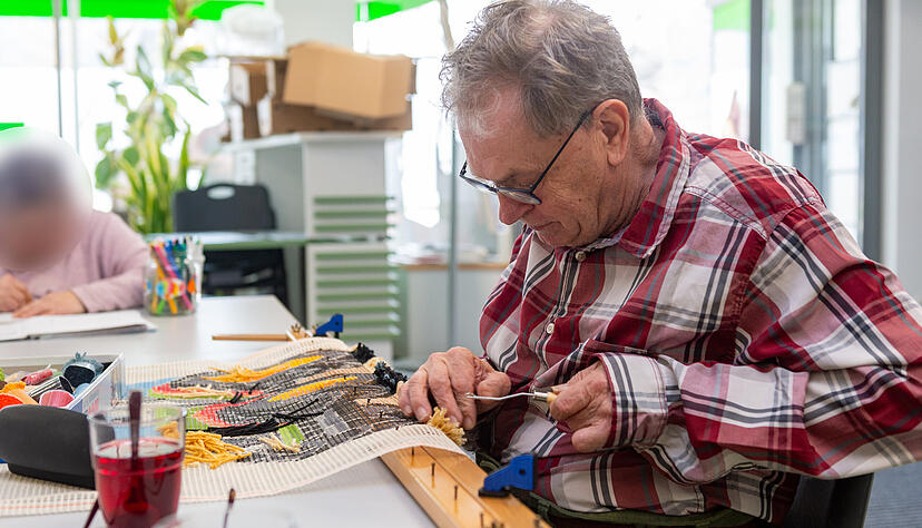 In der Seniorengruppe der Lebenswerkstatt in Heilbronn h&auml;kelt Erwin Gaubies (68). Die Zahl der zu Betreuenden in Gruppen hat sich verdoppelt.