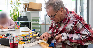In der Seniorengruppe der Lebenswerkstatt in Heilbronn h&auml;kelt Erwin Gaubies (68). Die Zahl der zu Betreuenden in Gruppen hat sich verdoppelt.