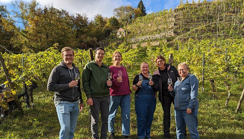 Florian und Theresa Wachter (2. und 3. v. l.) sind die Gründer von Weinfrequenz. Hier stehen sie im Weinberg mit einigen Mitgliedern der solidarischen Landwirtschaft. Foto: privat