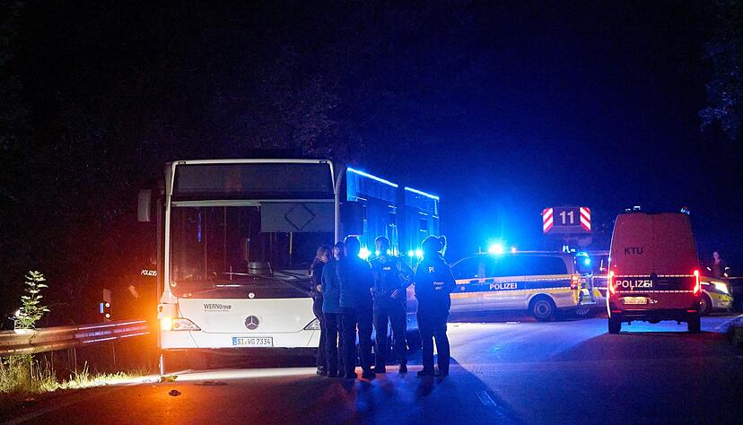 Einsatz in Siegen: Eine Frau verletzt Menschen in einem Bus. Einsatz in Siegen: Eine Frau verletzt Menschen in einem Bus.