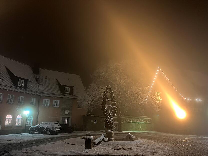 In den frühen Abendstunden wurde es auch im Hohenlohekreis winterlich. In Waldenburg liegt der erste Schnee des Jahres.