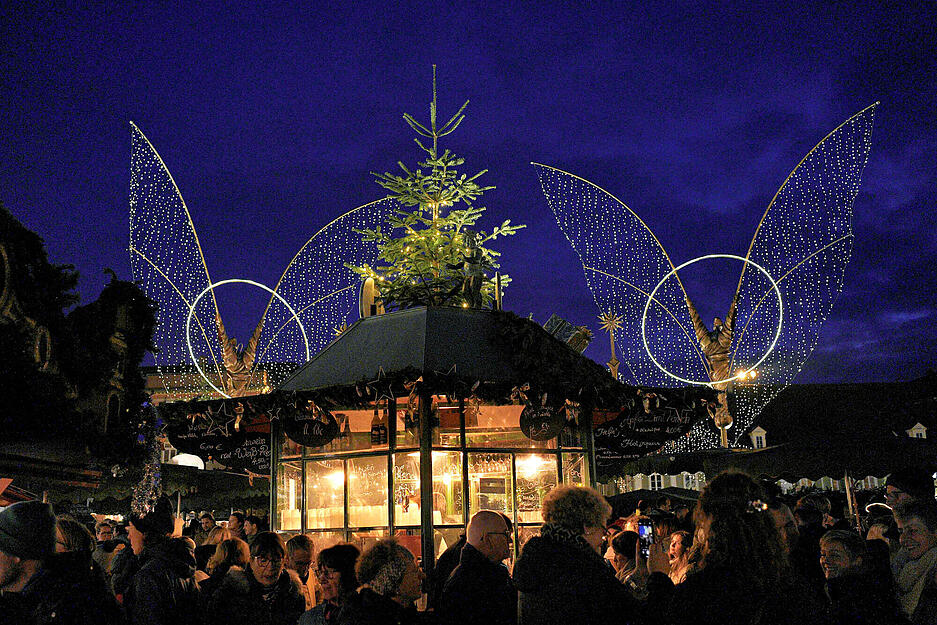 Der Ludwigsburger Barock-Weihnachtsmarkt begeistert mit liebevoll dekorierten Buden und kreativen Angeboten. Der Ludwigsburger Barock-Weihnachtsmarkt begeistert mit liebevoll dekorierten Buden und kreativen Angeboten.