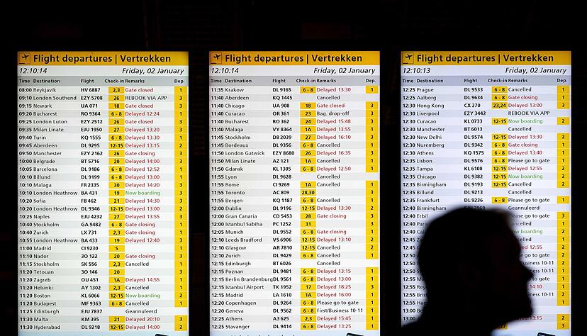 Informationstafeln am Flughafen Schiphol informieren &uuml;ber annullierte und versp&auml;tete Fl&uuml;ge.