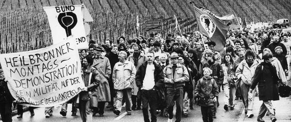 Unterschiedliche Gruppierungen beim Heilbronner Ostermarsch 1990 eint das gemeinsame Interesse: Entrüstung in Heilbronn.