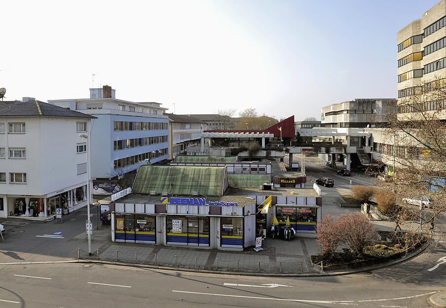 Februar 2012: Die Wollhaus-Brücke im Hintergrund soll abgebrochen werden, bis heute ist das allerdings nicht geschehen. Darüber nachgedacht wird auch, die Fläche mit den Pavillons neu zu gestalten. Rechts im Bild ist das Heilbronner Wollhauszentrum zu sehen.