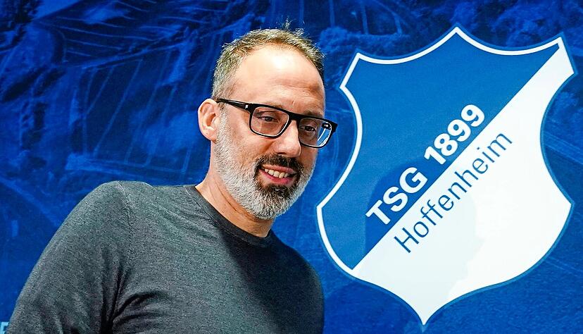 Pellegrino Matarazzo vor der Sponsorenwand mit dem Logo der TSG 1899 Hoffenheim. "Bei der TSG war das Gefühl: Ja, das mache ich, das passt", sagt der 45-Jährige. Foto: dpa