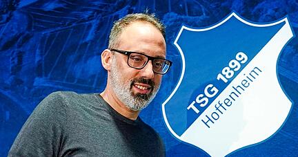 Pellegrino Matarazzo vor der Sponsorenwand mit dem Logo der TSG 1899 Hoffenheim. "Bei der TSG war das Gefühl: Ja, das mache ich, das passt", sagt der 45-Jährige.
Foto: dpa