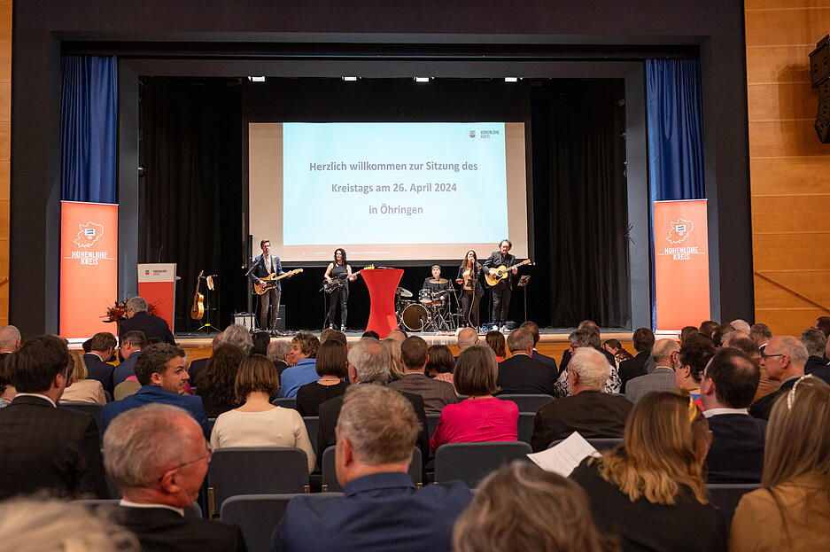 Hohenloher Landrat Matthias Neth wird bei feierlicher Kreistagssitzung in &Ouml;hringen verabschiedet und Nachfolger Ian Sch&ouml;lzel in sein neues Amt eingesetzt