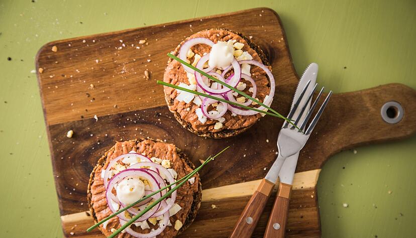 Auch auf gr&ouml;&szlig;eren Vollkornbrotscheiben macht das Filet Americain was her - besonders wenn die Scheiben rund sind.