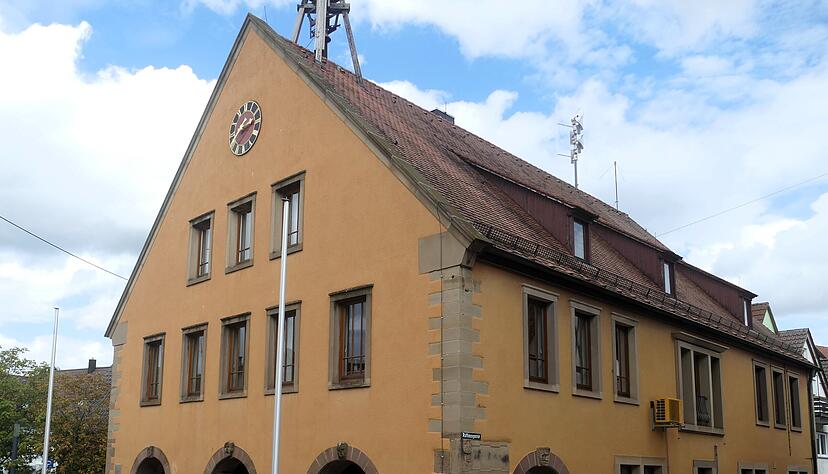 Nach drei Amtsperioden ist Schluss f&uuml;r den amtierenden B&uuml;rgermeister in Cleebronn. Vier potenzielle Nachfolger k&auml;mpfen um den Posten im Rathaus.