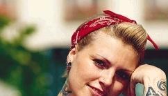 Simone W&ouml;hr f&auml;llt auf. Was auf den ersten Blick aussieht wie aus einem Guss, sind einzelne Zeichnungen, die im Laufe der Jahre entstanden sind.Foto: Andreas Veigel