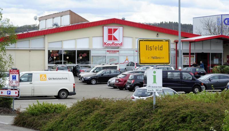 In die Jahre gekommen ist dieser Kaufland-Markt in Ilsfeld. Ein Neubau am gleichen Standort ist geplant. 
Foto: Archiv/ Berger