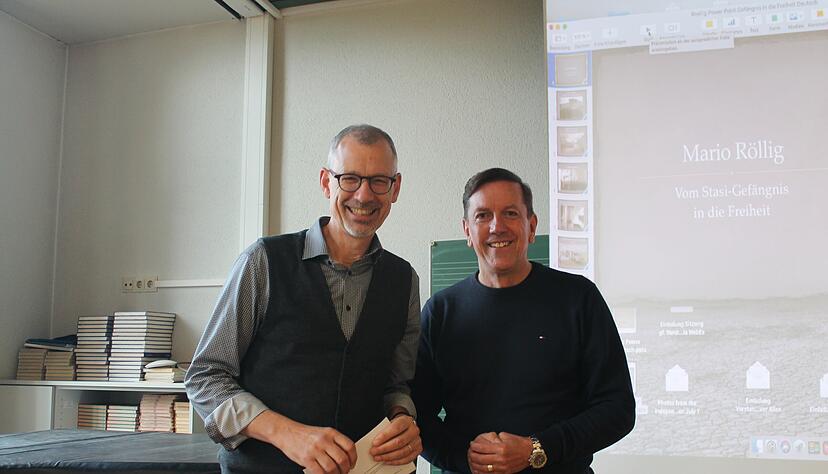 Mario Röllig (rechts) erzählte den Schülern von Lehrer Cajus Wypior am Robert-Mayer-Gymnasium von seiner Kindheit und Schulzeit in der DDR. Mario Röllig (rechts) erzählte den Schülern von Lehrer Cajus Wypior am Robert-Mayer-Gymnasium von seiner Kindheit und Schulzeit in der DDR.