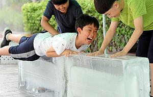 Bei historischen 41 Grad in Südkorea hilft Eis kaum. Fotos: dpa