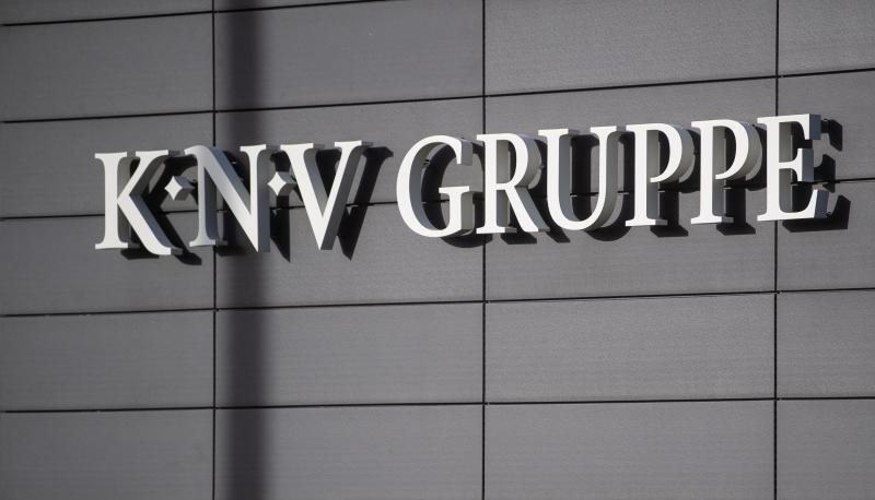 Ein Schatten unter dem Schriftzug des Buch- und Mediengroßhandelunternehmens Koch, Neff & Volckmar GmbH (KNV). Foto: Marihan Murat/Archiv