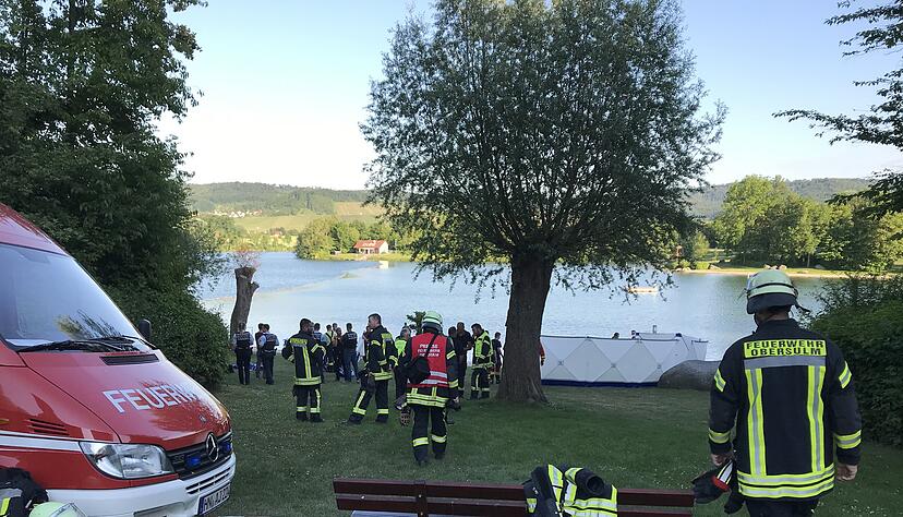 Die Rettungskräfte kämpfen um das Leben eines 17-Jährigen, der am Montagabend beim Schwimmen im Breitenauer See untergegangen ist.
Foto: Alexander Klug