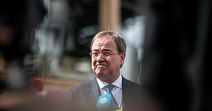 NRW-Regierungschef Armin Laschet besuchte am Donnerstag den Chemiepark Evonik in Marl. Innerparteilich gerät er im Fall Maaßen unter Druck. Foto: dpa 