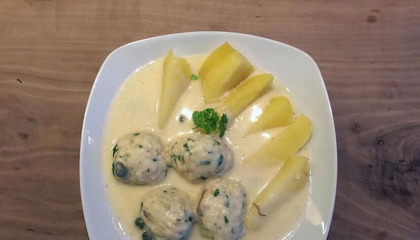 In den K&ouml;nigsberger Hecht-Klopsen stecken nicht nur Fischfilets, sondern passend dazu auch reichlich Petersilie und Zitronenabrieb.