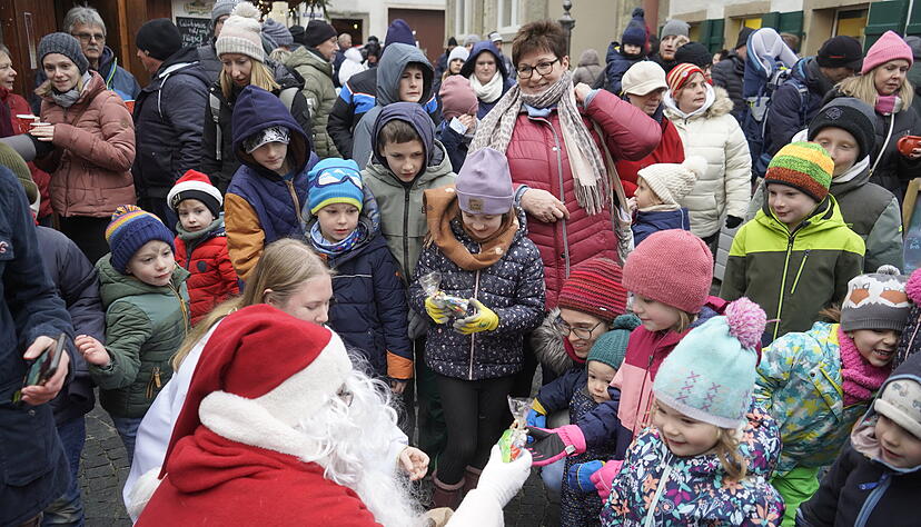 Weihnachtsmarkt am Waldenburger Schloss strahlt in hellen Lichtern