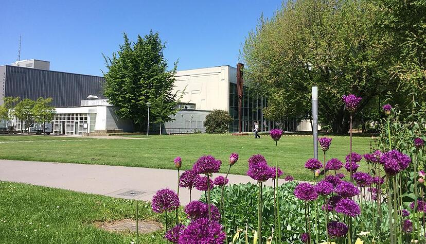 Voraussichtlich ab Herbst wird die Decke der Harmonie-Tiefgarage saniert. Danach wird parallel zum Hotelneubau der Stadtgarten gestaltet. Foto: Chris Petersen Voraussichtlich ab Herbst wird die Decke der Harmonie-Tiefgarage saniert. Danach wird parallel zum Hotelneubau der Stadtgarten gestaltet. Foto: Chris Petersen