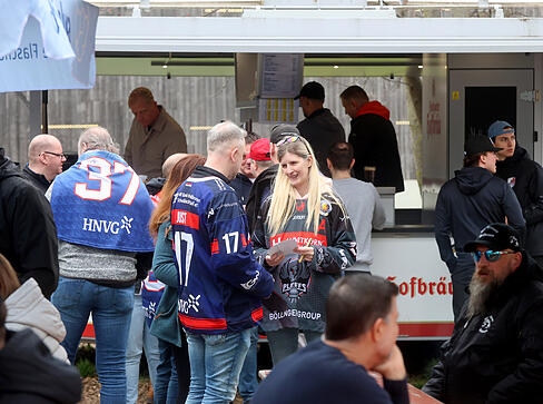 Zahlreiche Fans feiern mit den Heilbronner Falken den Saisonabschluss bei der traditionellen Hocketse.