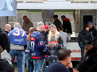 Zahlreiche Fans feiern mit den Heilbronner Falken den Saisonabschluss bei der traditionellen Hocketse.