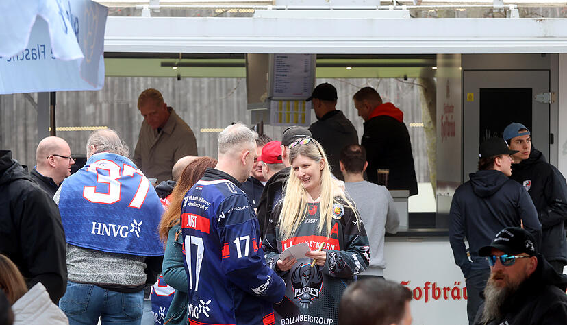 Zahlreiche Fans feiern mit den Heilbronner Falken den Saisonabschluss bei der traditionellen Hocketse.