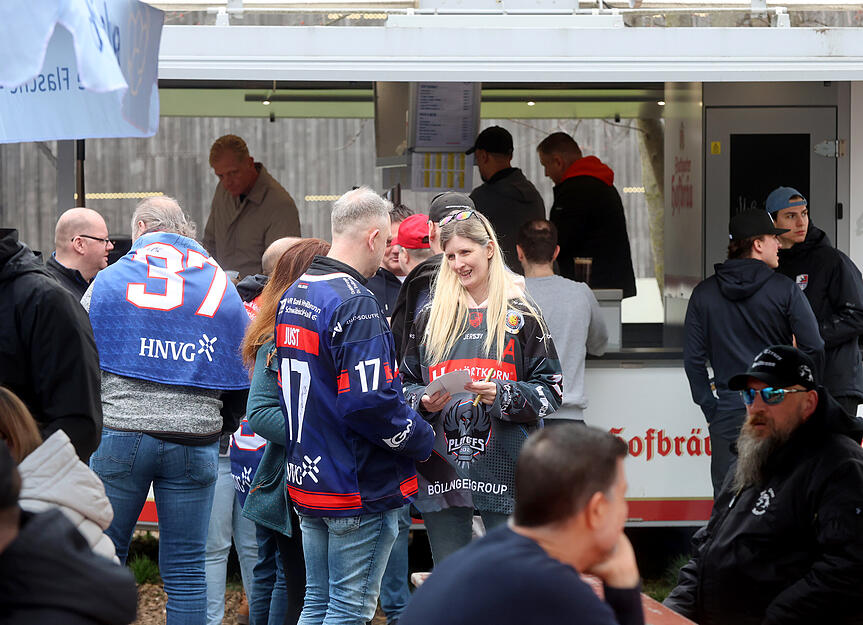Zahlreiche Fans feiern mit den Heilbronner Falken den Saisonabschluss bei der traditionellen Hocketse.