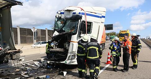 Ein Lkw ist am Montagmittag auf der A81 bei Zuffenhausen in ein Stauende gekracht.