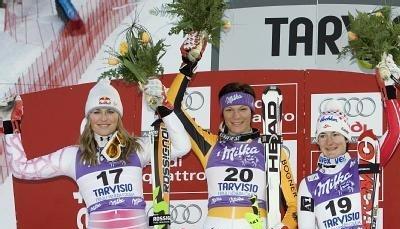 Lindsey Vonn, Maria Riesch und Katrin Zettel (v.l.) bei der Siegerehrung.