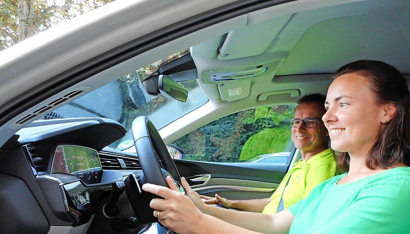 Nicole Kubitz ist begeistert von ihrer Probefahrt im elektrischen Audi E-Tron. Normalerweise fährt sie Seat.