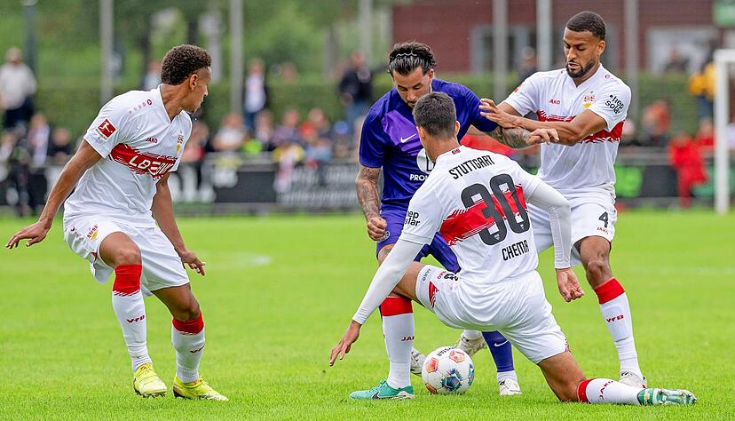 VfB-Neuzugang Chema Andres (Nummer 30) und Josha Vagnoman (rechts) wollen Aron Donnum vom FC Toulouse den Ball abnehmen.