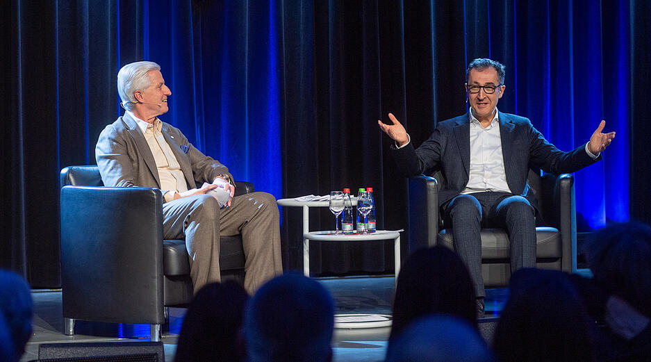 Cem &Ouml;zdemir (rechts) stellt sich den Fragen von Stimme-Chefredakteur Uwe Ralf Heer.