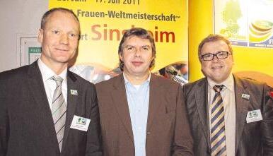 WM-Macher unter sich &minus; von links: Bernd Luithle (Leiter des Sinsheimer WM-B&uuml;ros), Ronny Zimmermann (Pr&auml;sident des Badischen Fu&szlig;ballverbands) und Rolf Geinert, der Sinsheimer Oberb&uuml;rgermeister.Foto: Florian Huber