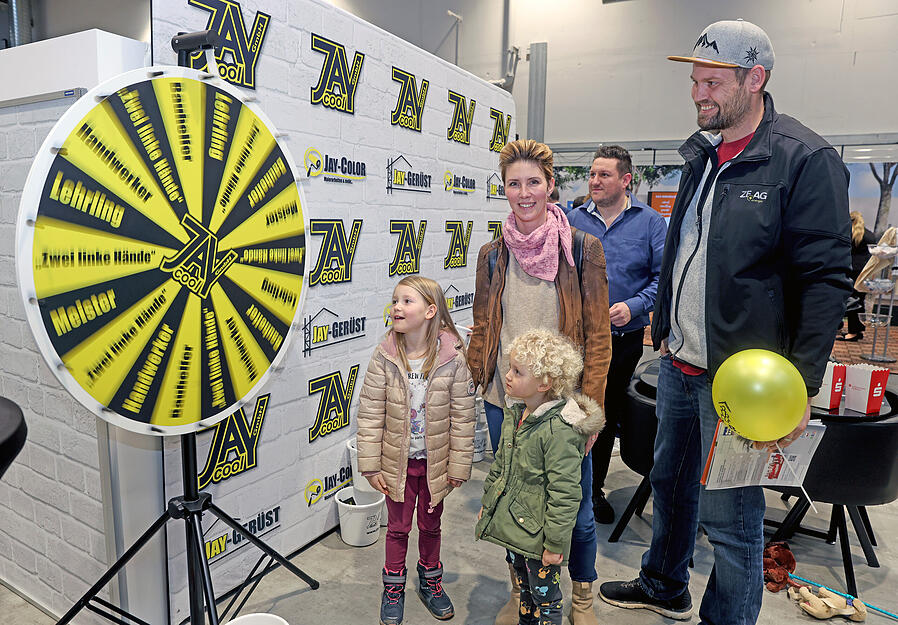 Aussteller bieten Informationen bei Baumesse im Redblue