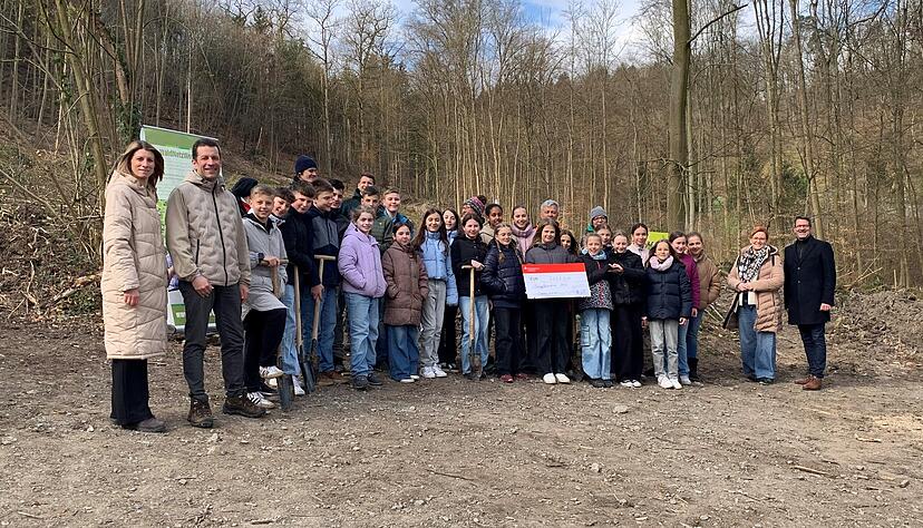 Alle Beteiligten der Pflanzaktion auf einen Blick. Alle Beteiligten der Pflanzaktion auf einen Blick.